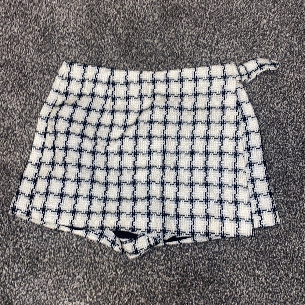 Forever 21 envelope skirt. Built in shorts. Zipper in back.